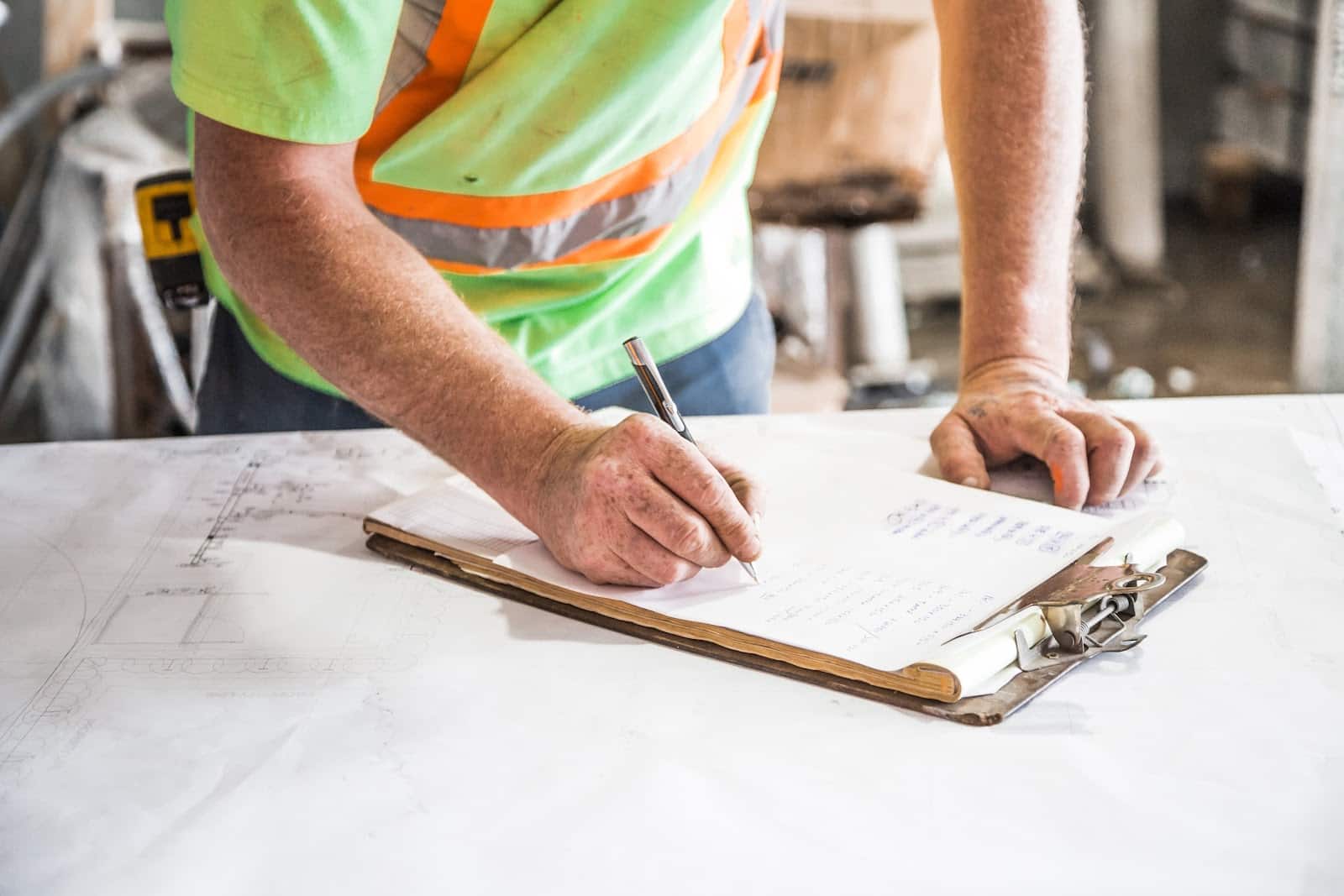 Considering a Career in Construction? Find Out About The Pros and Cons